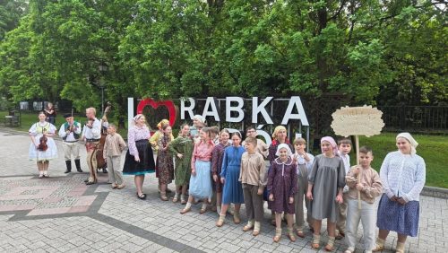 Dzieci z zespołu Torecki podczas Karpackiego Festiwalu Dziecięcych Zespołów Regionalnych w Rabce-Zdroju