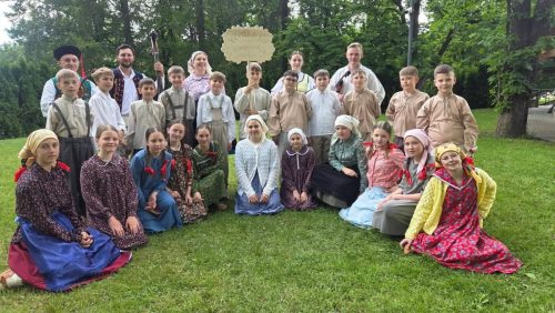 Dzieci z zespołu Torecki podczas Karpackiego Festiwalu Dziecięcych Zespołów Regionalnych w Rabce-Zdroju