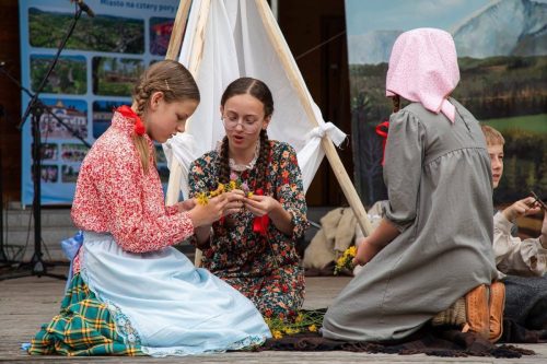 Dzieci z zespołu Torecki podczas Karpackiego Festiwalu Dziecięcych Zespołów Regionalnych w Rabce-Zdroju