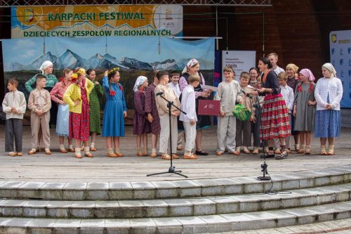Dzieci z zespołu Torecki podczas Karpackiego Festiwalu Dziecięcych Zespołów Regionalnych w Rabce-Zdroju