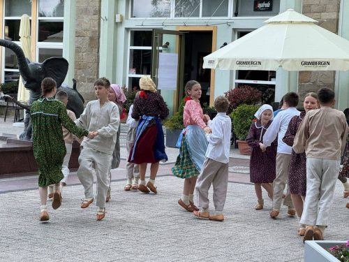 Dzieci z zespołu Torecki podczas Karpackiego Festiwalu Dziecięcych Zespołów Regionalnych w Rabce-Zdroju