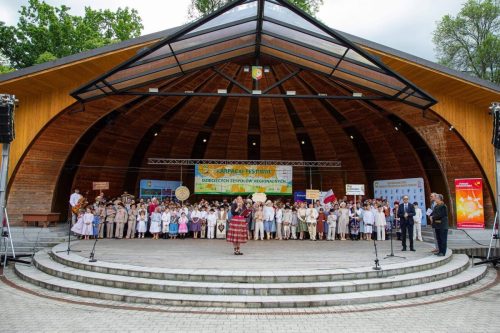 Dzieci z zespołu Torecki podczas Karpackiego Festiwalu Dziecięcych Zespołów Regionalnych w Rabce-Zdroju