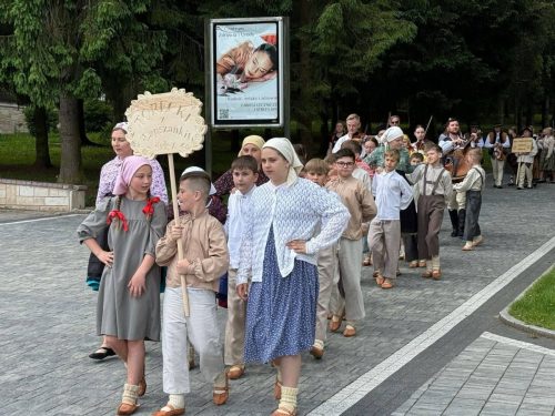Dzieci z zespołu Torecki podczas Karpackiego Festiwalu Dziecięcych Zespołów Regionalnych w Rabce-Zdroju