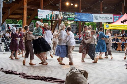 Dzieci z zespołu Torecki podczas Karpackiego Festiwalu Dziecięcych Zespołów Regionalnych w Rabce-Zdroju