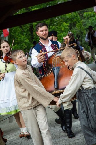 Dzieci z zespołu Torecki podczas Karpackiego Festiwalu Dziecięcych Zespołów Regionalnych w Rabce-Zdroju