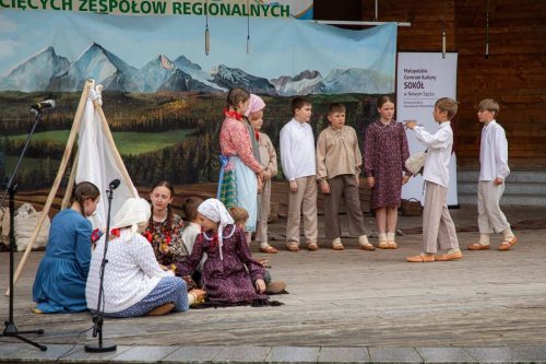 Dzieci z zespołu Torecki podczas Karpackiego Festiwalu Dziecięcych Zespołów Regionalnych w Rabce-Zdroju