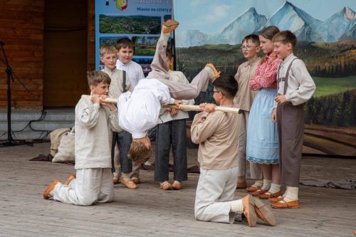 Dzieci z zespołu Torecki podczas Karpackiego Festiwalu Dziecięcych Zespołów Regionalnych w Rabce-Zdroju