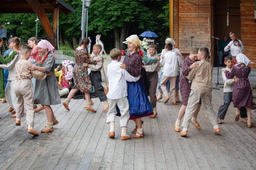 Dzieci z zespołu Torecki podczas Karpackiego Festiwalu Dziecięcych Zespołów Regionalnych w Rabce-Zdroju