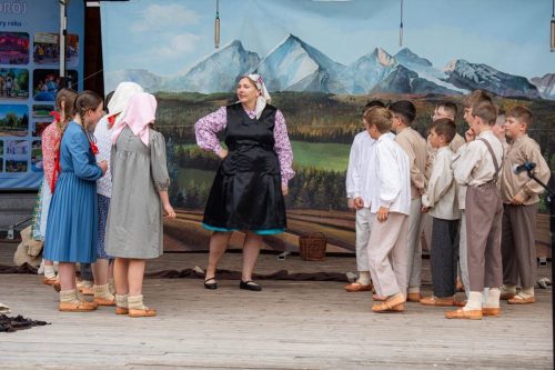 Dzieci z zespołu Torecki podczas Karpackiego Festiwalu Dziecięcych Zespołów Regionalnych w Rabce-Zdroju