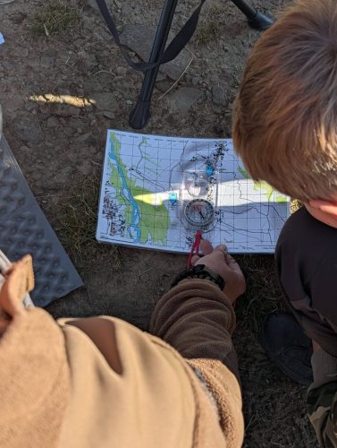 Uczniowie na survivalu