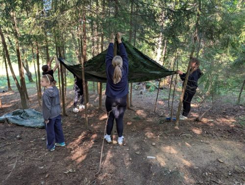 Uczniowie na survivalu