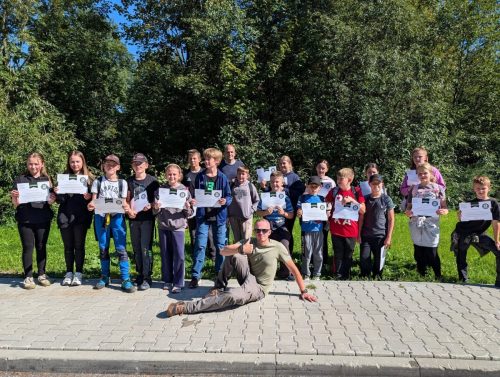 Uczniowie na survivalu