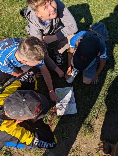 Uczniowie na survivalu