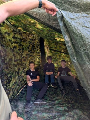 Uczniowie na survivalu