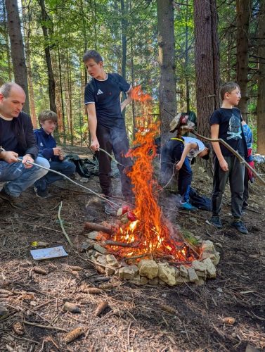 Uczniowie na survivalu
