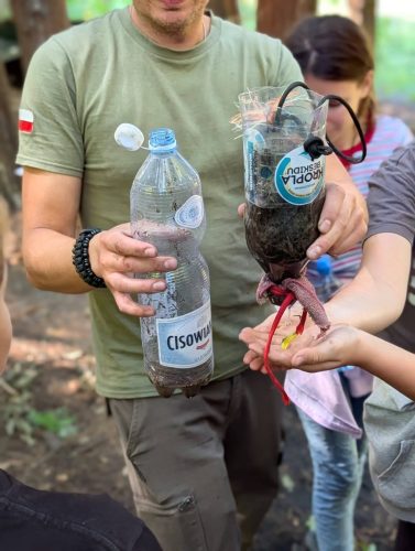 Uczniowie na survivalu