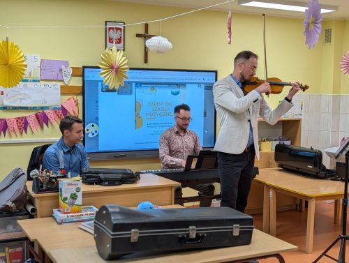 Pokaz instrumentów i gry na nich