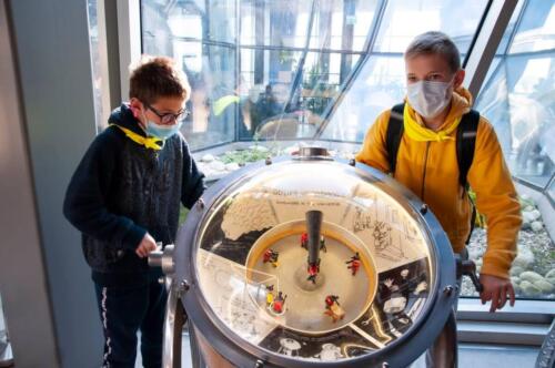 Wycieczka do warszawy. Dzieci zwiedzają wystawę w Centrum Nauki Kopernik