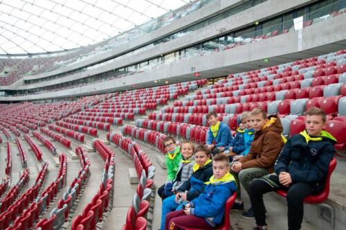 Wycieczka do Warszawy. Dzieci zwiedzają Stadion Narodowy. Wizyta na trybunach