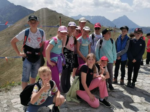 Wycieczka w Tatry. Uczniowie zdobywają Kasprowy Wierch.