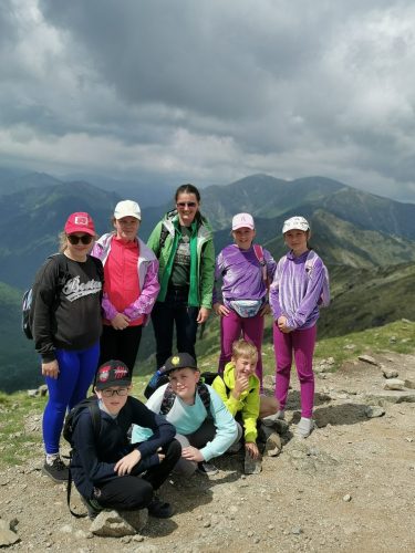 Wycieczka w Tatry. Uczniowie zdobywają Kasprowy Wierch.