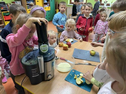 Dzieci przygotowują zdrowe jedzenie