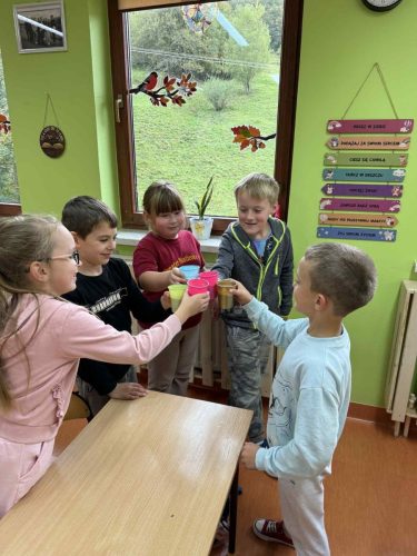 Dzieci przygotowują zdrowe jedzenie