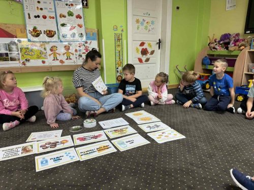 Dzieci przygotowują zdrowe jedzenie