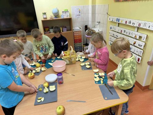 Dzieci przygotowują zdrowe jedzenie