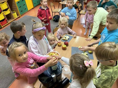 Dzieci przygotowują zdrowe jedzenie