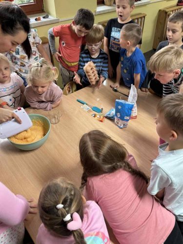 Dzieci przygotowują zdrowe jedzenie