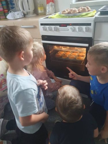 Dzieci przygotowują zdrowe jedzenie