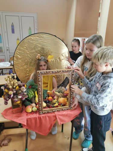 Uczniowie przygotowują scenografię do zdjęć
