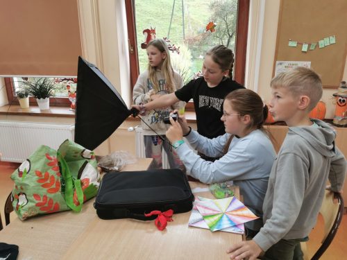 Uczniowie przygotowują scenografię do zdjęć