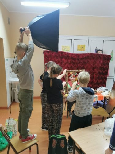 Uczniowie przygotowują scenografię do zdjęć
