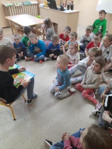 Uczniowie klasy II czytają przedszkolakom
