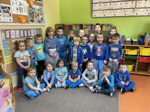 Uczniowie ubrani na niebiesko z okazji Dnia Świadomości Autyzmu