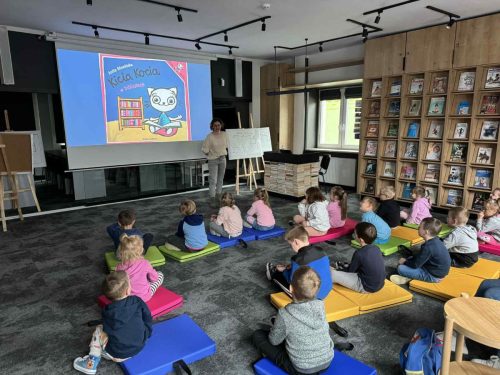 Dzieci na zajęciach w bibliotece rysują, bawią się.