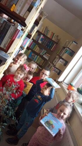 Przedszkolaki podczas zajęć w bibliotece gminnej
