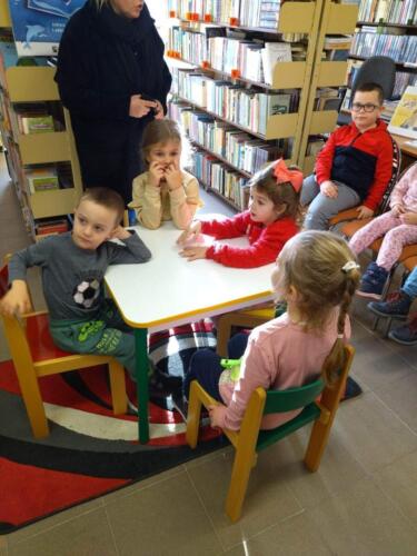 Przedszkolaki podczas zajęć w bibliotece gminnej