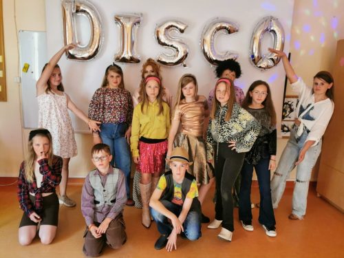 Dzieci pozują do zdjęcia na dyskotece
