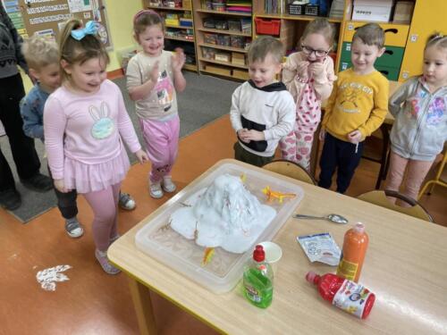 Dzieci wykonują eksperyment z wybuchającym wulkanem