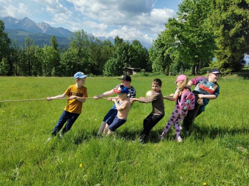 Piknik z okazji Dnia Dziecka. Gry i zabawy na łonie natury, palenie ogniska, pieczenie kiełbasek