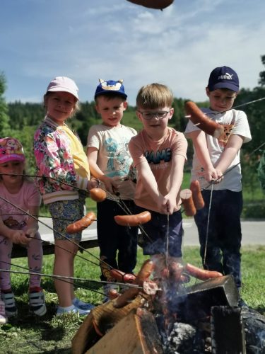 Piknik z okazji Dnia Dziecka. Gry i zabawy na łonie natury, palenie ogniska, pieczenie kiełbasek