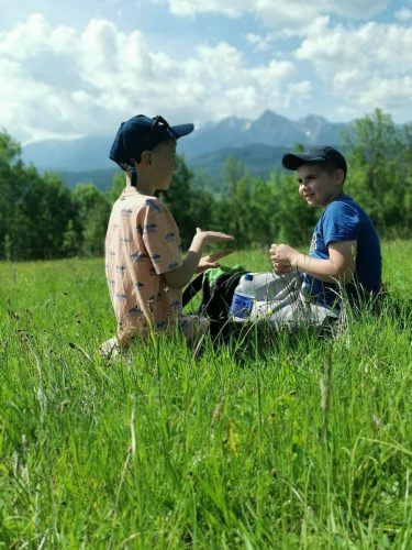 Piknik z okazji Dnia Dziecka. Gry i zabawy na łonie natury, palenie ogniska, pieczenie kiełbasek