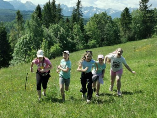 Piknik z okazji Dnia Dziecka. Gry i zabawy na łonie natury, palenie ogniska, pieczenie kiełbasek