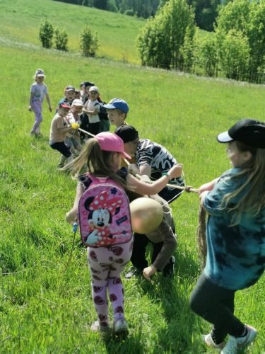 Piknik z okazji Dnia Dziecka. Gry i zabawy na łonie natury, palenie ogniska, pieczenie kiełbasek
