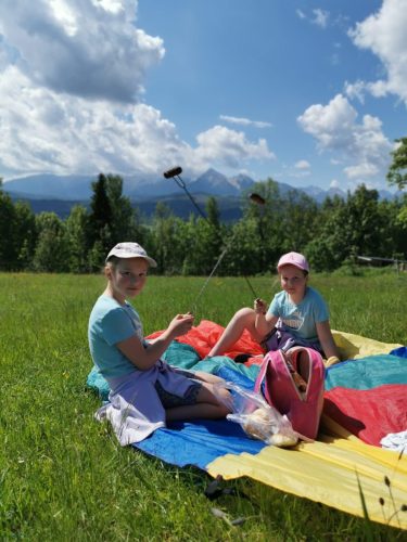 Piknik z okazji Dnia Dziecka. Gry i zabawy na łonie natury, palenie ogniska, pieczenie kiełbasek