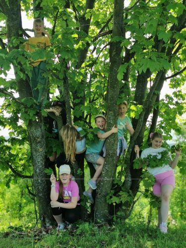 Piknik z okazji Dnia Dziecka. Gry i zabawy na łonie natury, palenie ogniska, pieczenie kiełbasek