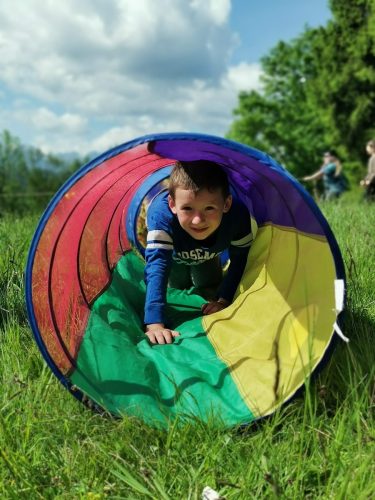Piknik z okazji Dnia Dziecka. Gry i zabawy na łonie natury, palenie ogniska, pieczenie kiełbasek